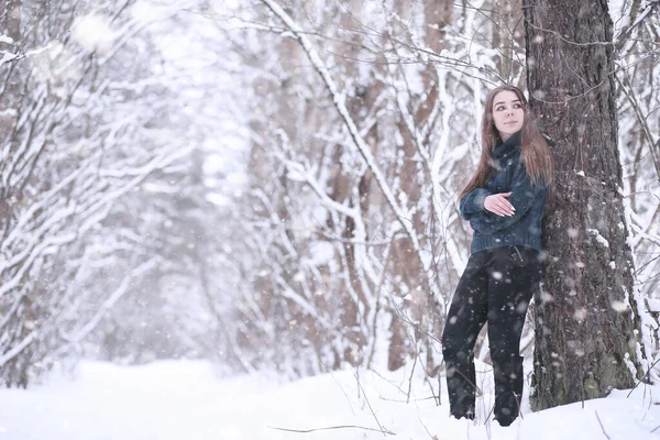 Flicka Vinterpark Eftermiddagen Snöfall — Stockfoto