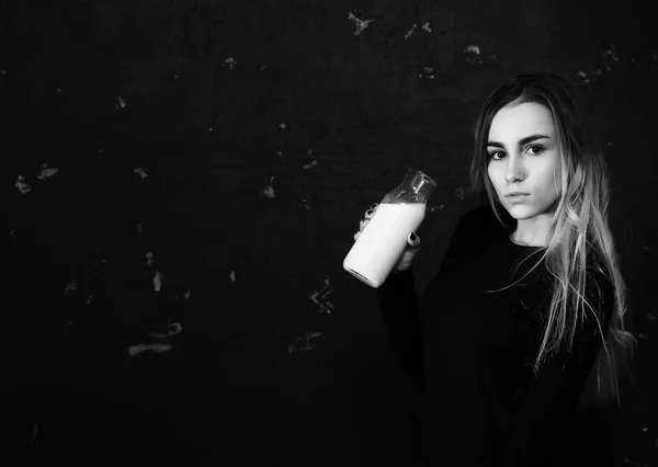 Junges Mädchen Trinkt Milch Aus Einer Flasche Auf Schwarzem Wandhintergrund — Stockfoto