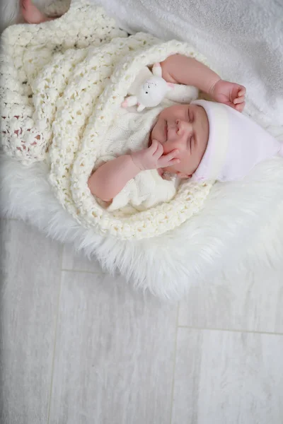 Noworodek Śpiący Zapakowany Ciepły Blank — Zdjęcie stockowe