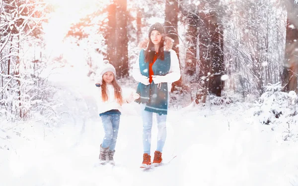 Ung Familj För Promenad Mamma Och Dotter Går Snöig Park — Stockfoto