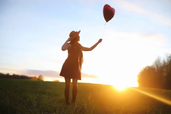 Una Ragazza Con Cappello Mentre Passeggia Nel Parco Una Ragazza — Foto Stock