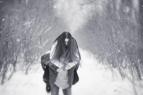 Casal Amoroso Numa Caminhada Inverno Homem Mulher Num Encontro Parque — Fotografia de Stock