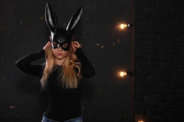Ein Mädchen Schwarzer Maske Mit Langen Ohren Studi — Stockfoto