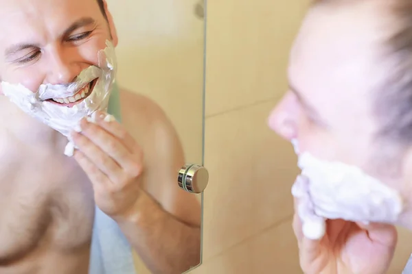 Homem Faz Barba Banheiro Pela Manhã Antes Trabalho — Fotografia de Stock