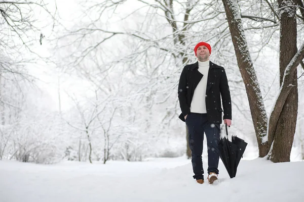 Muž Procházce Parku Mladý Muž Deštníkem Pod Zimním Sněhem — Stock fotografie