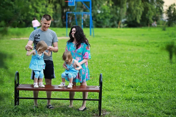 Famiglia Con Due Figlie Gemelle Una Passeggiata Nel Parco — Foto Stock