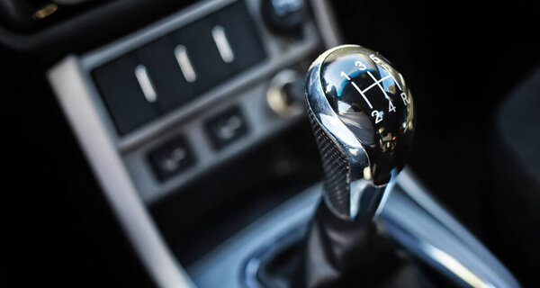 Рычаг передач. Ручная передача. Рука на переключении передач в машине
.