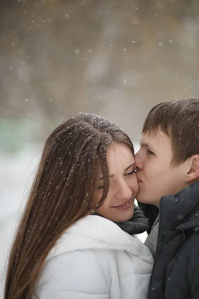 Par Amantes Una Fecha Tarde Invierno Una Ventisca Nieve — Foto de Stock