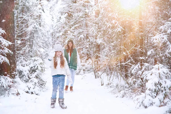 Una Familia Joven Para Dar Paseo Mamá Hija Están Caminando — Foto de Stock