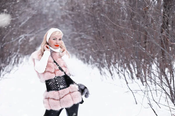 Chica Rubia Paseo Parque Invierno Con Nublado — Foto de Stock