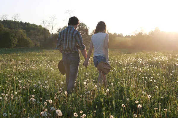 Bonito Casal Uma Caminhada Pelo Verão Rural — Fotografia de Stock