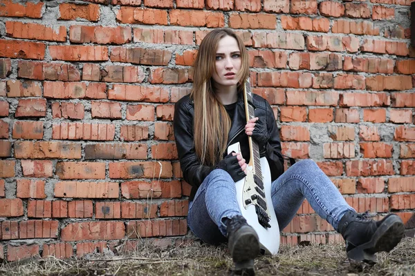 Een Rock Muzikant Meisje Een Leren Jas Met Gitaar — Stockfoto