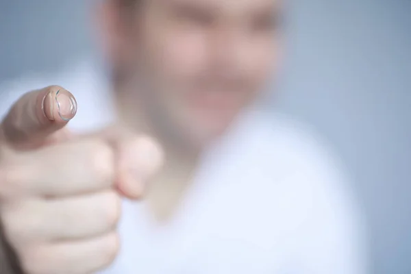 Das Konzept Der Sehschwäche Halten Sie Eine Kontaktlinse Und Eine — Stockfoto