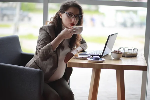 Mujer Embarazada Trabajando Durante Almuerzo Ordenador Caf — Foto de Stock