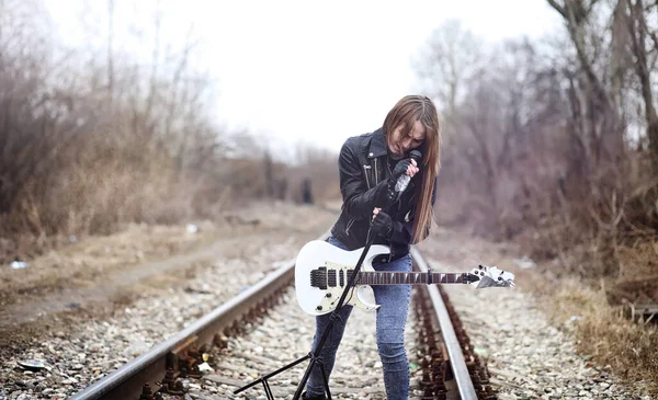 Bela Menina Roqueiro Com Guitarra Elétrica Uma Menina Músico Rock — Fotografia de Stock