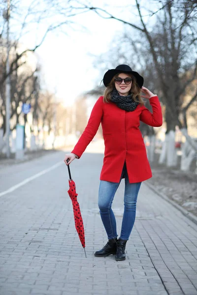 Jolie Fille Sur Une Promenade Avec Parapluie Rouge Dans Cit — Photo