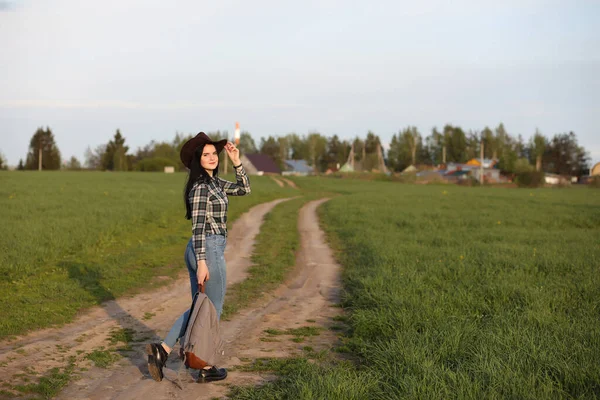 Una Ragazza Jeans Cappello Viaggia Estate Nel Countr — Foto Stock