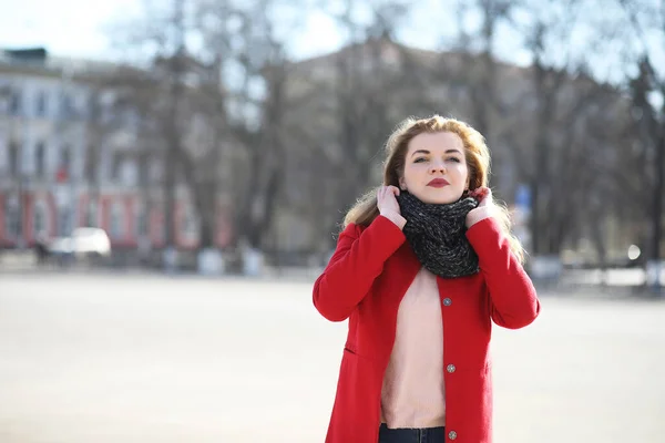 Şehirde Kırmızı Paltolu Güzel Bir Kız Yürüyor — Stok fotoğraf