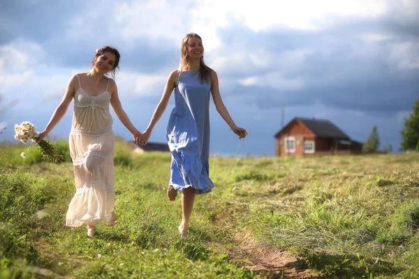 Jonge Meisjes Lopen Het Veld Voor Regen — Stockfoto