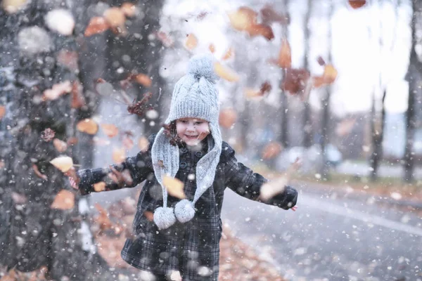 Çocuklar Parkta Ilk Karla Yürür — Stok fotoğraf