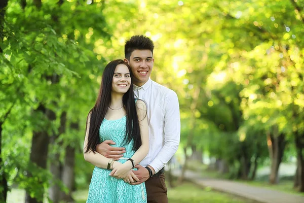 Jovem Casal Primeiro Encontro Parque Cidade — Fotografia de Stock