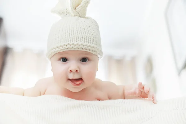 Neonato Sdraiato Letto Morbido Emozioni Dei Bambini — Foto Stock