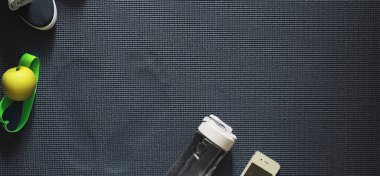 Yerde yoga yapmak için uygun bir yer. Sağlıklı yaşam tarzı.