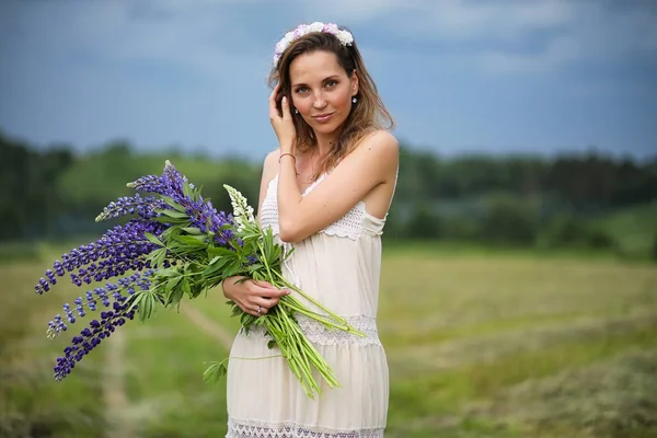 Hermosa Chica Con Ramo Flores Azules Naturaleza Verano — Foto de Stock