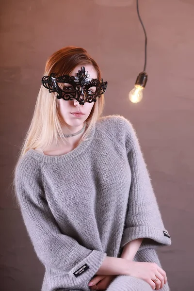 Een Meisje Met Blond Haar Een Zwart Masker Poseren — Stockfoto
