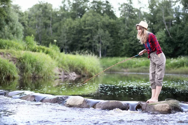 釣り竿と川で自然で美しい少女 — ストック写真