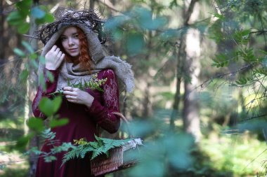 Falcı ormanın derinliklerinde bir ayin düzenler.