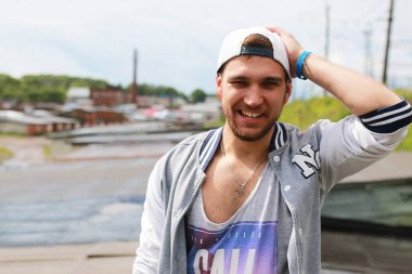 Sakallı hip-hop dansçısı genç bir adam.