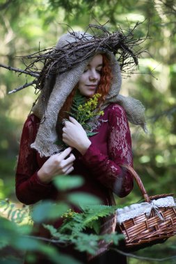 Falcı ormanın derinliklerinde bir ayin düzenler.