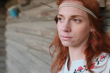 Sonbahar parkında yürüyüş yapan bir kız. Bahar doğasında genç kızıl saçlı bir kız..