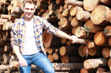 Sakallı hip-hop dansçısı genç bir adam.