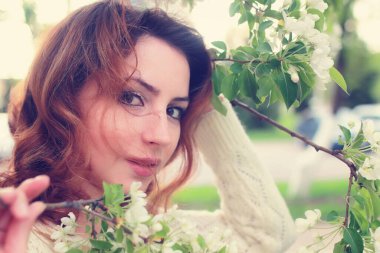 kızıl saçlı kadınlar elma çiçeği dalında