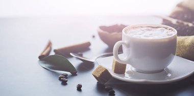 Bir poşet kahve. Kahve çekirdekleri masada kavrulmuş. Pişirmek için yapraklı kahve çekirdekleri.