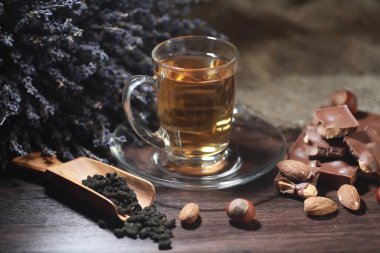 Bira ile servis masasında demlenmiş çay