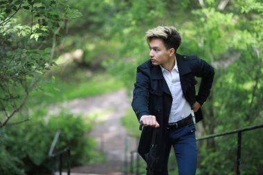 Yağmurlu havalarda Spring Park ve umbrell ile genç bir adam