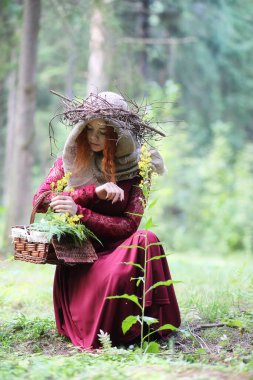 Falcı ormanın derinliklerinde bir ayin düzenler.