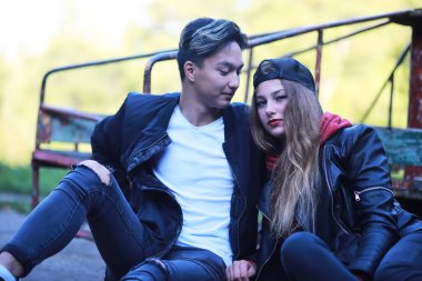 Gündelik kıyafetlerle yürüyen sevgi dolu bir çift.