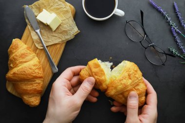 Taze hamur işleri masada. Kahvaltı için Fransız aromalı kruvasan..