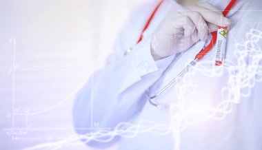 Laboratuvardaki bir bilim adamı viral zatürreenin tedavisi için ilaçları test ediyor. Hastalıklı hastaların Coronovirus kan testi. Dünya salgını.