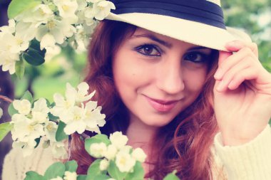 Elma ağacı çiçeğindeki kadın