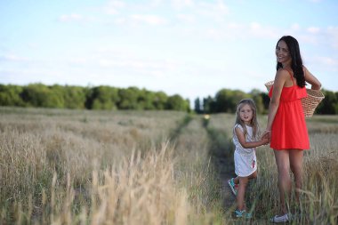 Yaz Peyzaj ve bir kız bir niteliğine kırsal kesimde yürümek.