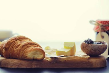 Taze hamur işleri masada. Kahvaltı için Fransız aromalı kruvasan..