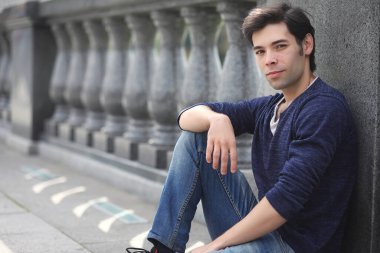 Genç bir adam öğle yemeği zamanında parkta yürür. Bir adam şehirde gezintiye çıktı. Park eden bir öğrenci.