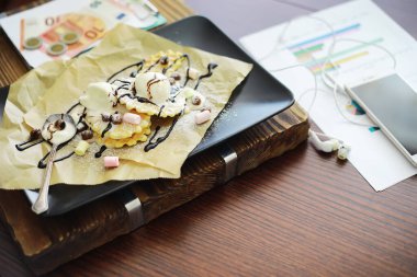 Doldurulmuş Viyana waffle 'ı. Kahve masası. Tatil için kahvaltıda güzel kokulu kurabiyeler..