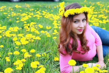 Karahindiba otlağındaki genç kadın