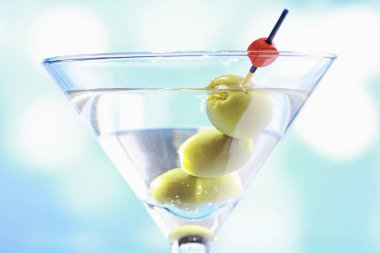 Seyahat konsepti. Turist aksesuarları uçuşta toplanıyor. Alkol, kamera, harita ögeleri.